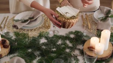 Polonya Noel geleneğinin sembolü. 8K 'da kırmızı helyum kamerayla çekildi.      