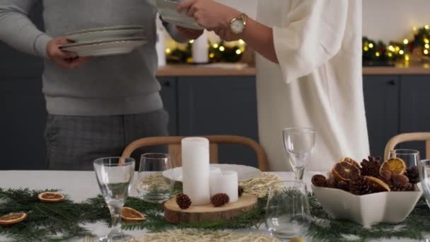 カップルはクリスマス イブのテーブルを用意する 8Kでレッドヘリウムカメラで撮影 — ストック動画
