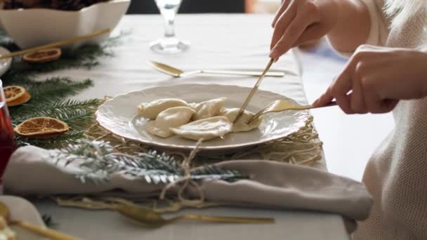 Mujer Comiendo Albóndigas Nochebuena Fotografía Con Cámara Helio Red — Vídeos de Stock