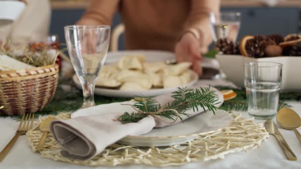 Традиция Польской Рождественской Пустой Тарелки Незваного Гостя Съемка Красной Гелиевой — стоковое видео