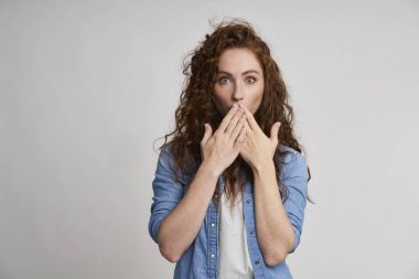 Kameraya bakarak şok kadın                               