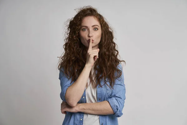 Mujer Joven Mostrando Señal Silenciosa — Foto de Stock