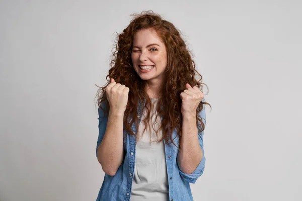 Mujer Joven Mostrando Signo Ganador —  Fotos de Stock