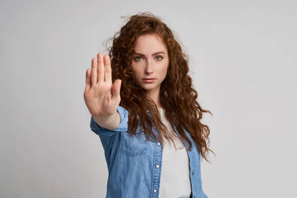 Młoda Kobieta Czerwonymi Włosami Pokazuje Znak Stopu — Zdjęcie stockowe