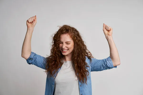 Mujer Joven Mostrando Signo Ganador —  Fotos de Stock