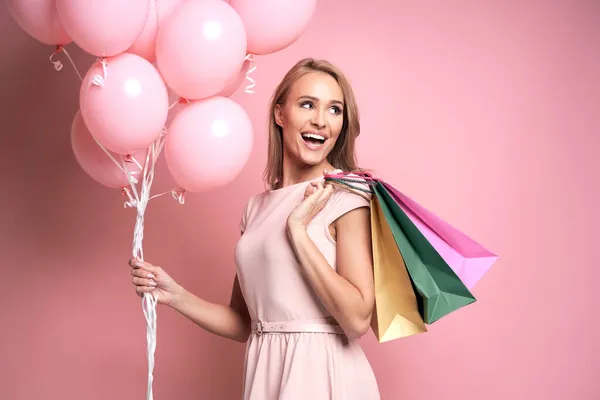 Estudio Tiro Mujer Joven Caucásica Con Bolsas Compras Globos Color —  Fotos de Stock