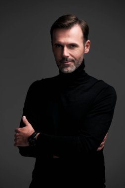 Siyah duvardaki yakışıklı adamın portresi.                               