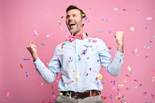 Studio Shot Van Succesvolle Man Van Middelbare Leeftijd Vieren Prestatie — Stockfoto