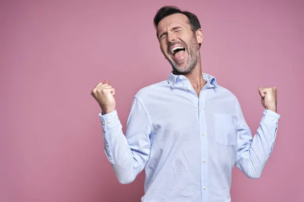 Hombre Sobre Fondo Rosa Con Mano Levantada —  Fotos de Stock