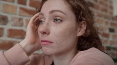 Üzgün, genç, beyaz bir kadına yakın durun. 8K 'da kırmızı helyum kamerayla çekildi..