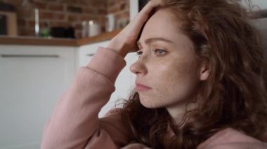 Düşünceli, genç, beyaz bir kadına yakın durun. 8K 'da kırmızı helyum kamerayla çekildi..