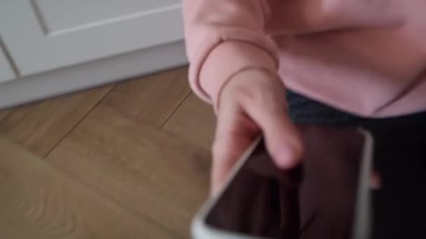 Endişeli Genç Beyaz Kadının Cep Telefonu Kullanışının Videosunu Izliyorum Kırmızı — Stok video