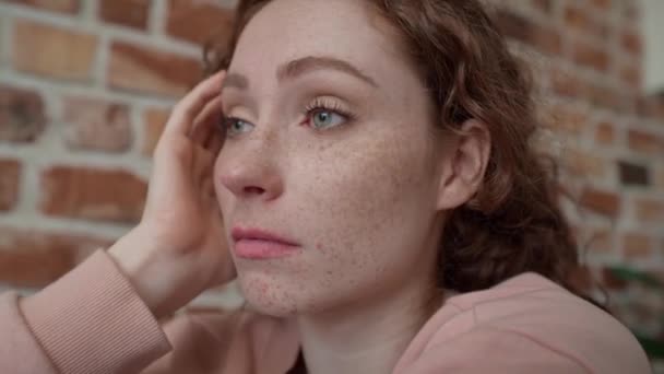 Üzgün Genç Beyaz Bir Kadına Yakın Durun Kırmızı Helyum Kamerayla — Stok video