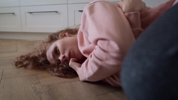Inzoomen Video Van Depressieve Jonge Blanke Vrouw Liggend Vloer Opgenomen — Stockvideo