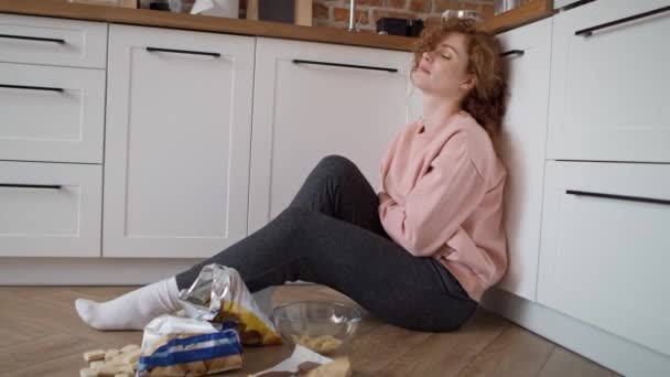 Video Unga Kaukasiska Kvinna Som Har Ont Magen Grund Ätstörningar — Stockvideo