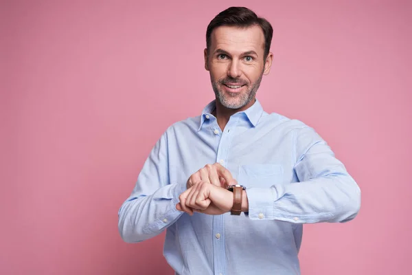 Feliz Hombre Mostrando Para Reloj Inteligente — Foto de Stock