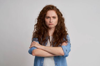 Stüdyoda genç bir kadını gücendirdim.                               