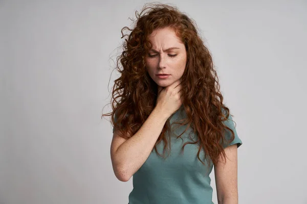 Jonge Vrouw Met Ernstige Keelpijn — Stockfoto