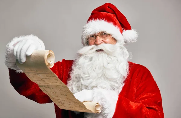 Święty Mikołaj Czyta Ostatnie Dzieci — Zdjęcie stockowe