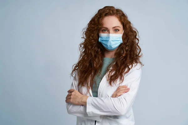 Portrait Smiling Young Doctor Protective Mask — Stock Photo, Image