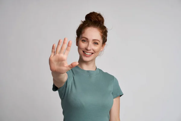 Gelukkige Vrouw Met Opgeheven Hand — Stockfoto