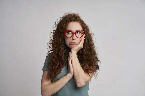 Grimmige Vrouw Met Gehoorde Vorm Bril — Stockfoto