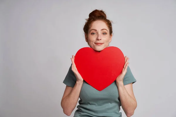 Mujer Joven Hermosa Con Corazón Rojo —  Fotos de Stock