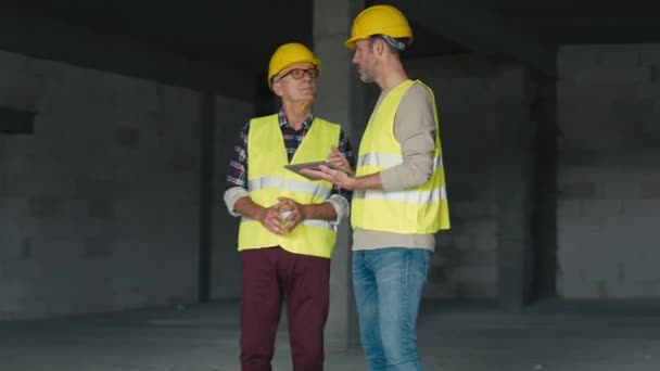 Deux Ingénieurs Caucasiens Sur Chantier Tourné Avec Caméra Hélium Rouge — Video