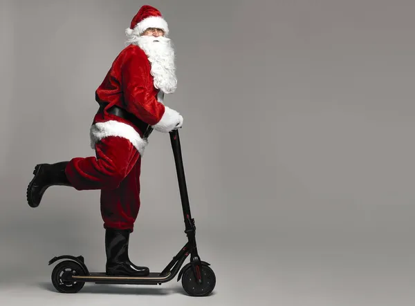 Papai Noel Montando Uma Scooter Elétrica — Fotografia de Stock