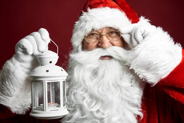圣诞老人与灯笼的亲密接触 — 图库照片
