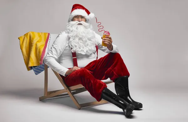 Papai Noel Caucasiano Com Bebida Espreguiçadeira Fundo Cinza — Fotografia de Stock