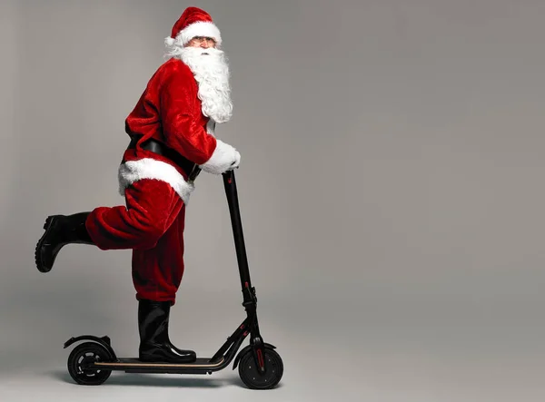 Santa Claus Montando Scooter Eléctrico — Foto de Stock