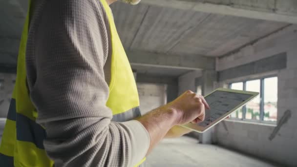 Imágenes Bajo Ángulo Ingeniero Caucásico Navegando Proyecto Construcción Una Tableta — Vídeo de stock