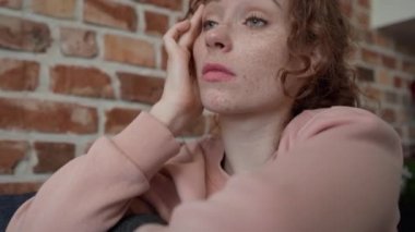 Genç, üzgün, beyaz bir kadının cep telefonu kullandığı videoyu kapat. 8K 'da kırmızı helyum kamerayla çekildi..