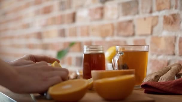 无法辨认的女人的手在切柠檬做冬天的茶 用8K的红色氦相机拍摄 — 图库视频影像