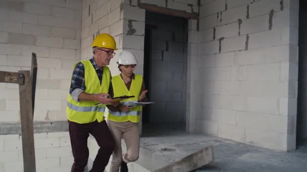 Ingénieurs Caucasiens Hommes Femmes Parlant Tout Montant Les Escaliers Sur — Video
