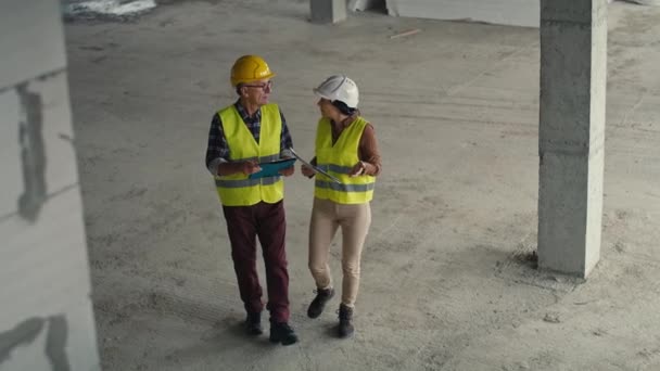 Wysoki Kąt Widzenia Wideo Mężczyzn Kobiet Kaukaskich Inżynierów Omawiających Wskazujących — Wideo stockowe