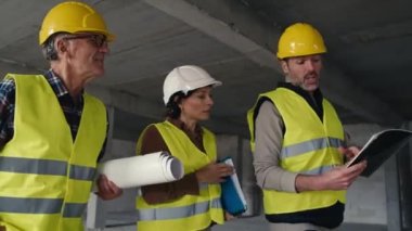 Kafkas mühendisleri inşaat alanında yürümekle meşguller. 8K 'da kırmızı helyum kamerayla çekildi.      