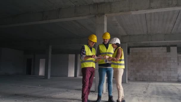 Zoom Avant Vidéo Trois Ingénieurs Caucasiens Discutant Sur Tablette Numérique — Video