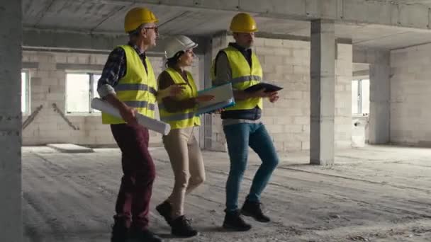 Vue Ensemble Des Ingénieurs Caucasiens Occupés Marchant Sur Chantier Construction — Video