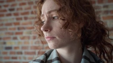 Kafkasyalı genç bir kadının kanepeye düşen bir battaniyeyle önü göründü. 8K 'da kırmızı helyum kamerayla çekildi.. 