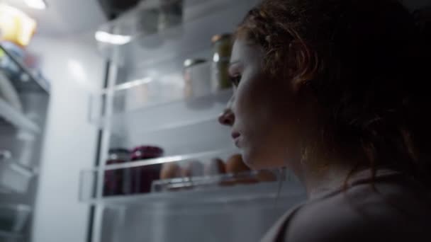 Mujer Caucásica Joven Indecisa Revisando Refrigerador Busca Comida Por Noche — Vídeo de stock