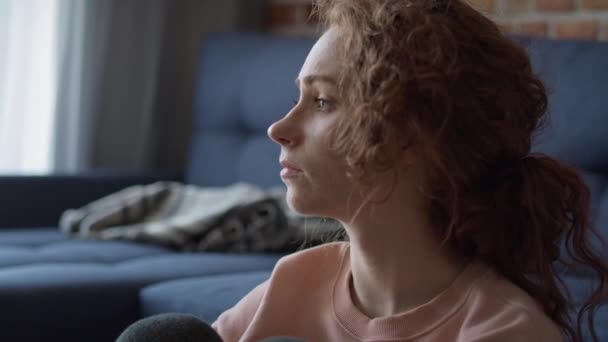 Bedachtzame Jonge Blanke Vrouw Thuis Opgenomen Met Red Helium Camera — Stockvideo