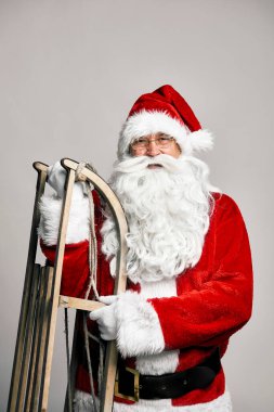 Beyaz arka planda kızaklı beyaz Noel Baba portresi 