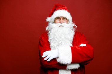 Kırmızı arka planda gülümseyen beyaz Noel Baba portresi 
