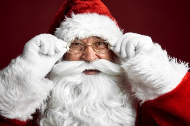 Kırmızı arka planda Noel Baba 'ya yaklaş.