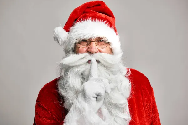 Święty Mikołaj Stojący Szarym Tle Pokazujący Cichy Znak — Zdjęcie stockowe