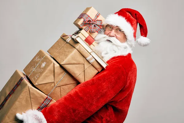 白人圣诞老人手里拿着一堆堆圣诞礼物 — 图库照片