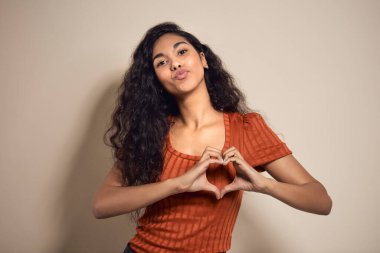 Güzel kadın şekil veriyor.