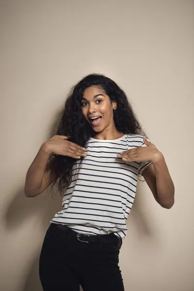 Mujer Feliz Mostrando Por Mismo —  Fotos de Stock